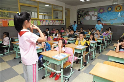 中关村二小百旺校区高年级学生带领一年级学生做眼保健操。新京报记者 王远征 摄