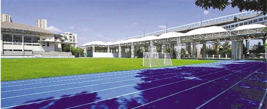 杭州市长河高级中学今年新换了蓝色的400米标准跑道。