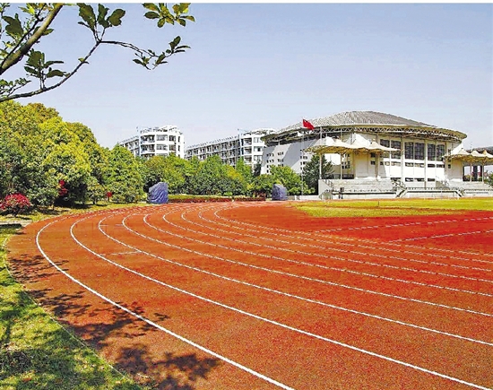 杭州市长河高级中学之前用的也是传统的红色跑道。