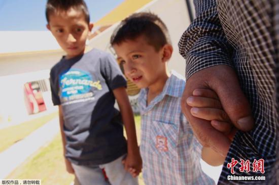 在了解了美国“零容忍”政策后，为了不让孩子与自己分开，一名来自萨尔瓦多的父亲决定和自己两个儿子留在墨西哥。