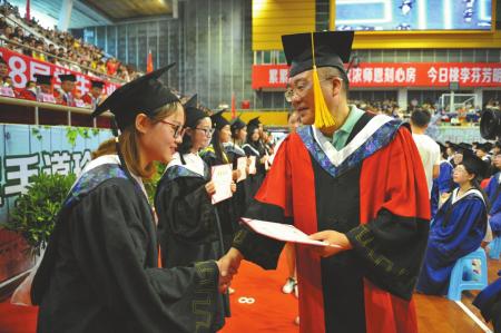 今年6月的毕业典礼上，校领导为学生颁发毕业证书。川北医学院供图