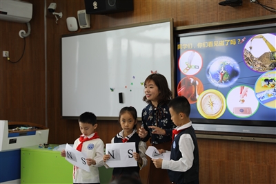 朱红梅博士给二年级的孩子们讲磁悬浮原理。