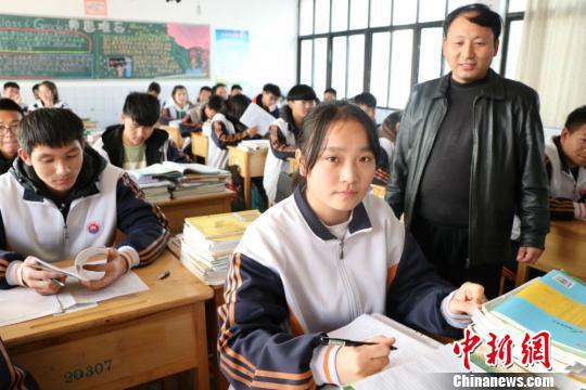 江苏东海“最美女孩”林紫腾在课堂上。李知军　摄