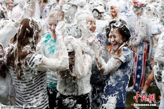 资料图片：苏格兰圣安德鲁斯大学的学生们沉浸在传统节日中。
