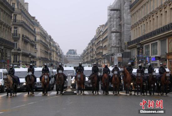 资料图：大批法国骑警在巴黎市中心严密戒备示威活动。中新社记者 李洋 摄