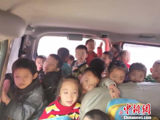 广西幼儿园负责人驾驶7座车送28名幼儿回家被查。 李宗亮 摄