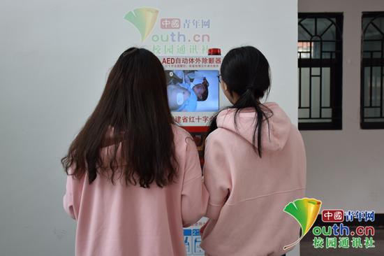  图为学生在仪器前驻足观看。学生供图