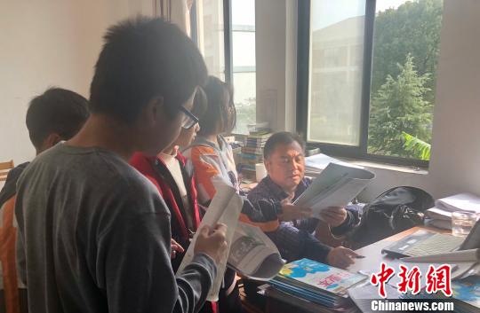 “资深老教师” 毛慧琳 摄