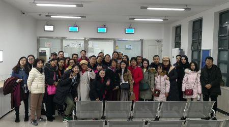 办完证后，33名游客与使馆领导一起合影留念。（图片来源：欧洲《华人街》）