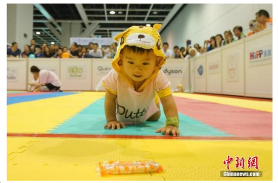 百名婴儿参加全港婴儿慈善马拉松爬行大赛。 中新社记者 张炜 资料图
