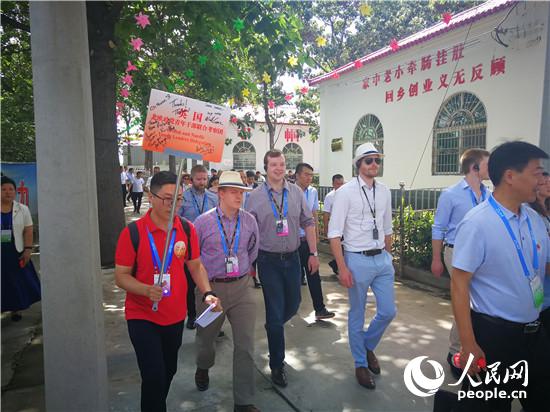 外宾实地探访新密黄固寺村 王佩 摄