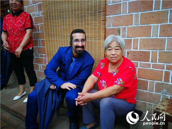 外宾在兰考张庄村与游家小院女主人王玉枝合影 王佩 摄