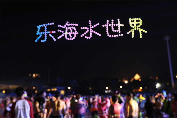 河南首家无人机表演编队亮相 夜空中上演科幻大片！