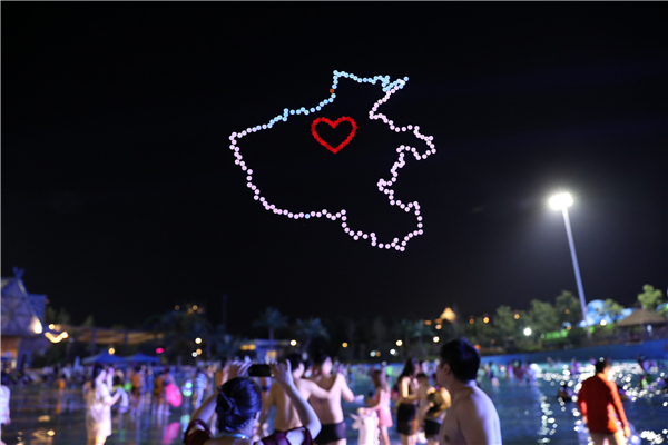 河南首家无人机表演编队亮相 夜空中上演科幻大片！