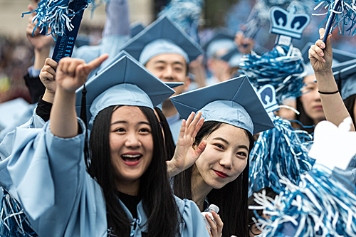 在美国纽约，几名中国留学生参加哥伦比亚大学毕业典礼。（新华社）