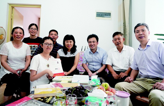 青岛大学的老师们与蔡东晓(左三)、刘淑玲(左一)合影