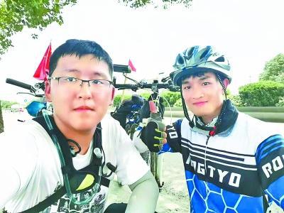 杨泓煜骑行到嘉兴时，碰到一个从北京往广西骑行的大三学长