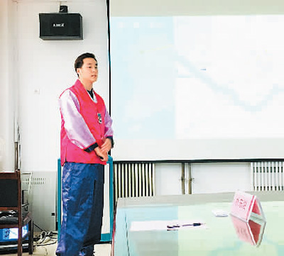 朴东焌在西安工程大学进行交流。