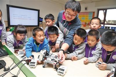 2015年，清华附小教师在指导学生上机器人课。 新京报记者 王远征 摄
