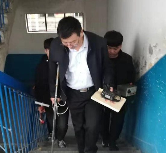 【网聚正能量 追梦太康人】太康张然功：放不下学生学习，他拄拐给学生上课