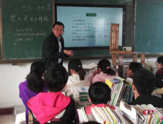【网聚正能量 追梦太康人】太康张然功：放不下学生学习，他拄拐给学生上课